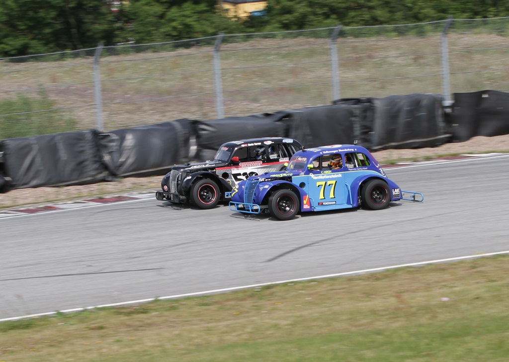 Kevin overhaler og tager endnu en plads.
(Foto: Motorsporten.dk)